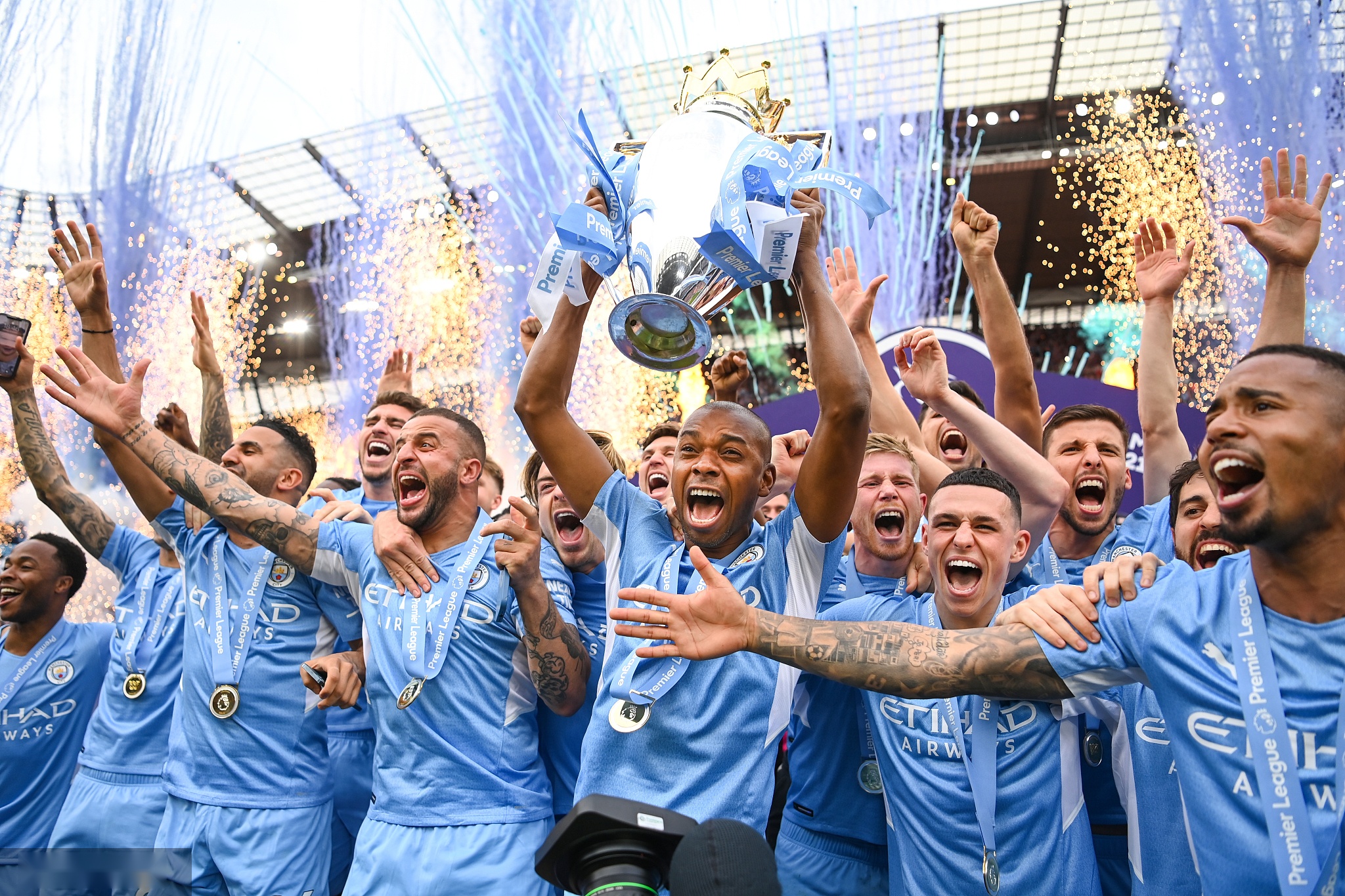 在英超及各 在英超及各